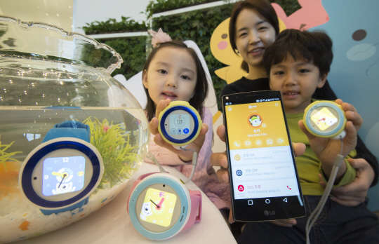 LG유플러스가 8일 서울 용산 본사에서 일본 통신업체 KDDI와 공동 기획해 아이의 위치를 쉽게 파악하고 음성 통화 문자 모두 가능한 키즈워치 '쥬니버토키'를 선보이고 있다. '쥬니버토키'는 아이에게 긴급한 상황이 발생했을 때 SOS 버튼을 3초간 누르면 사이렌 작동 및 보호자 연락처로 자동발신을 할 수 있다.  유동일기자 eddieyou@